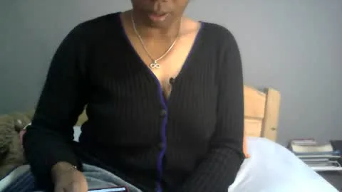Live thumbnail for aicha_boobs