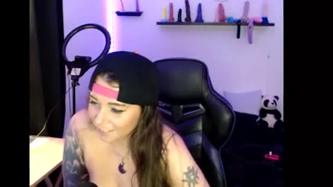 Live thumbnail for bigtittedtattedlesbian