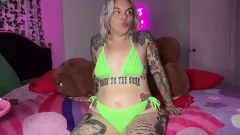 Live thumbnail for cherryb0mbb0mb