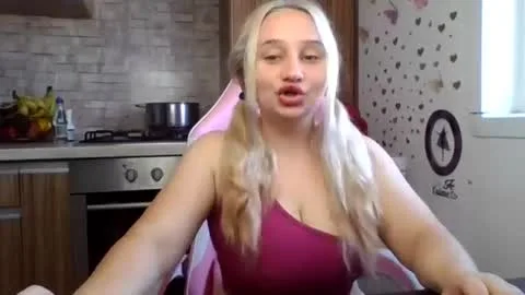 Live thumbnail for curvybombb