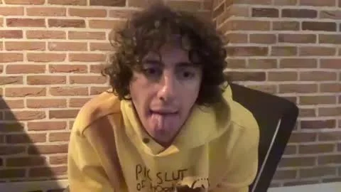 Live thumbnail for dutchgayboy97