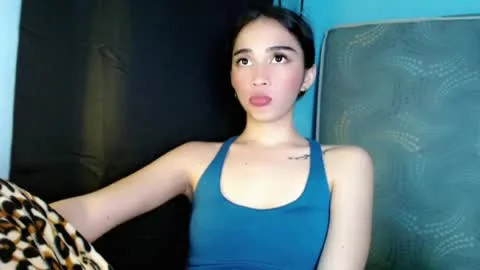 Live thumbnail for emelyn_fuckdoll