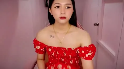 Live thumbnail for hollycumsalot