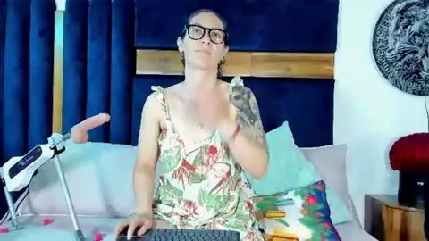 Live thumbnail for kissingcobank