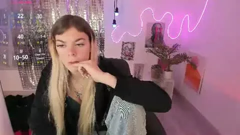 Live thumbnail for nicole_pinky