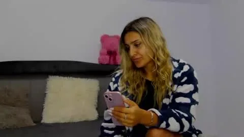 Live thumbnail for playfulnicole