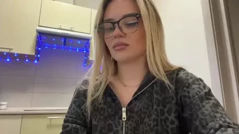 Live thumbnail for white_kitty_